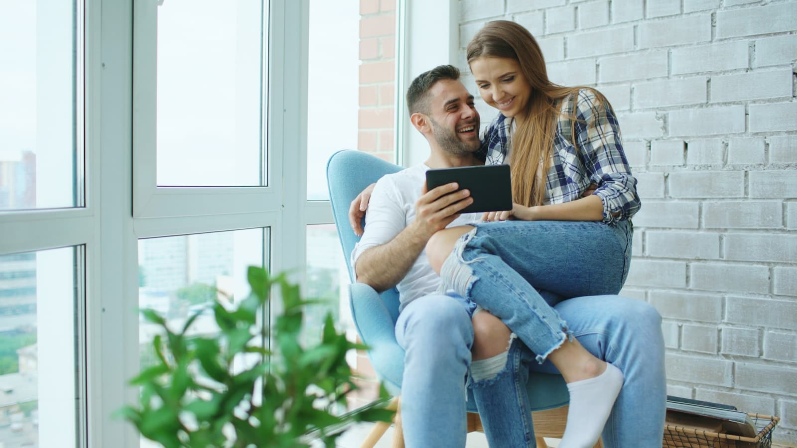 یک زوج در فضای خانه